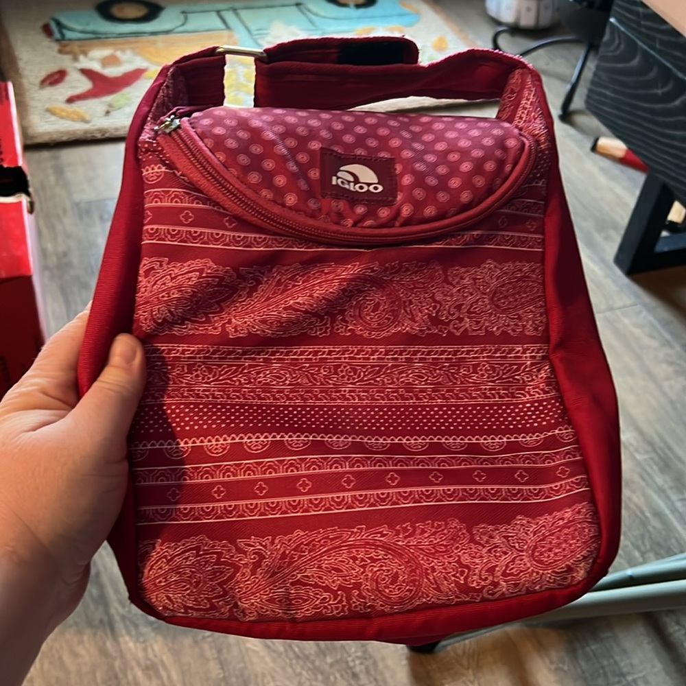 Igloo shorthand on lunchbox, very good preowned condition